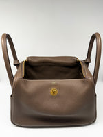 Laden Sie das Bild in den Galerie-Viewer, Hermés Schultertasche Lindy 30 Taurillon Clemence 18 Etoupe