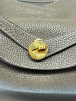 Laden Sie das Bild in den Galerie-Viewer, Hermés Schultertasche Lindy 30 Taurillon Clemence 18 Etoupe