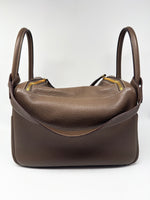 Laden Sie das Bild in den Galerie-Viewer, Hermés Schultertasche Lindy 30 Taurillon Clemence 18 Etoupe