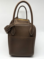 Laden Sie das Bild in den Galerie-Viewer, Hermés Schultertasche Lindy 30 Taurillon Clemence 18 Etoupe
