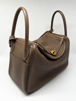 Laden Sie das Bild in den Galerie-Viewer, Hermés Schultertasche Lindy 30 Taurillon Clemence 18 Etoupe