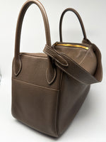 Laden Sie das Bild in den Galerie-Viewer, Hermés Schultertasche Lindy 30 Taurillon Clemence 18 Etoupe
