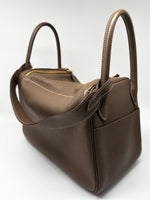 Laden Sie das Bild in den Galerie-Viewer, Hermés Schultertasche Lindy 30 Taurillon Clemence 18 Etoupe
