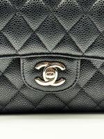 Laden Sie das Bild in den Galerie-Viewer, Chanel Handtasche Klassisch, Kaviarleder, Überschlagtasche
