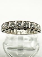 Laden Sie das Bild in den Galerie-Viewer, 585er Weißgold Ring mit Diamanten
