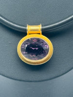 Laden Sie das Bild in den Galerie-Viewer, 18K Gelbgold Anhänger mit Amethysten
