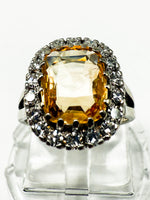 Laden Sie das Bild in den Galerie-Viewer, 585er Weißgold Ring mit gelber Saphir
