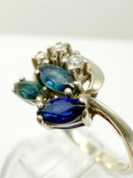 Laden Sie das Bild in den Galerie-Viewer, Ring 333er Weißgold mit Diamanten und Saphir
