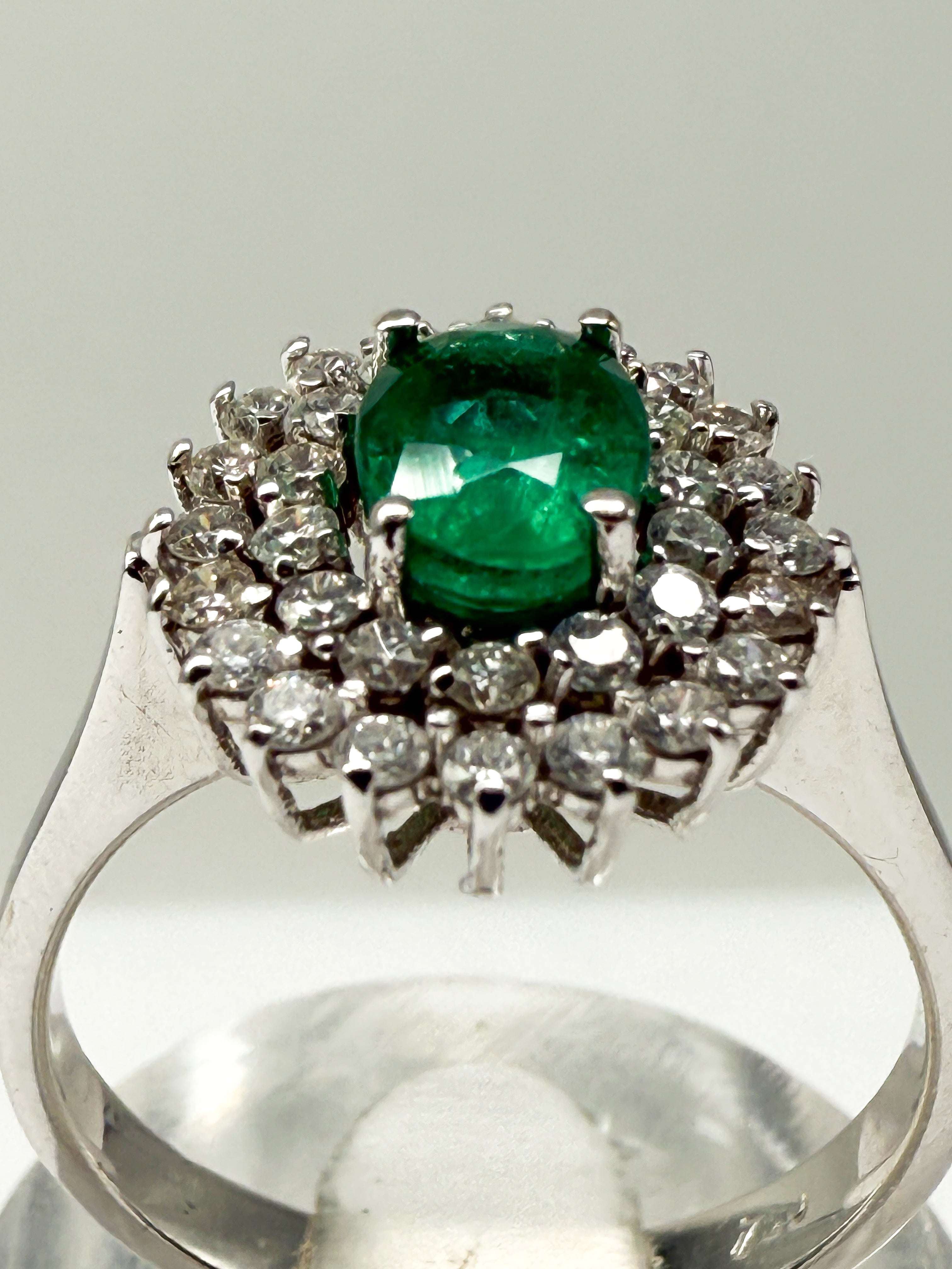 Ring 750er Weißgold mit Diamanten und Smaragd