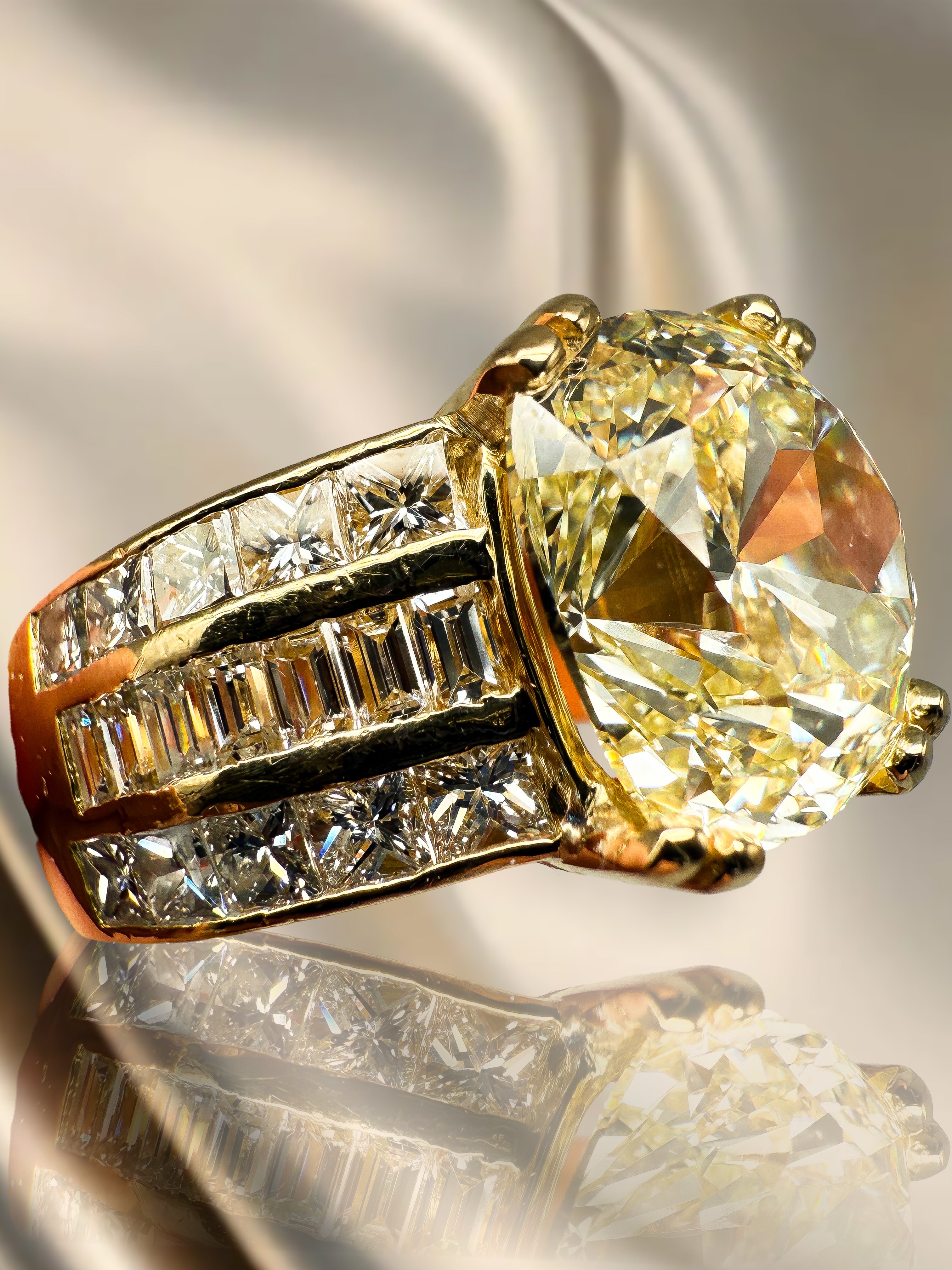 750er Gelbgold Bandring mit großem Diamanten