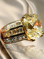 Laden Sie das Bild in den Galerie-Viewer, 750er Gelbgold Bandring mit großem Diamanten
