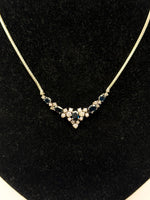 Laden Sie das Bild in den Galerie-Viewer, 585er Weißgold Collier mit Saphir und Diamanten, Zertifikat vorhanden

