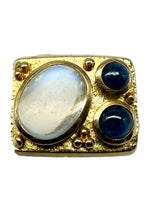 Laden Sie das Bild in den Galerie-Viewer, 18K Gelbgold Ring mit Kristall und Saphir

