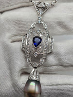 Laden Sie das Bild in den Galerie-Viewer, Damenhalskette - Art Deco - 1920er - Diamanten - Saphir - Perle - Weißgold
