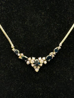 Laden Sie das Bild in den Galerie-Viewer, 585er Weißgold Collier mit Saphir und Diamanten, Zertifikat vorhanden
