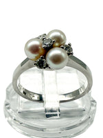 Laden Sie das Bild in den Galerie-Viewer, 585er Weißgold Ring mit Diamanten
