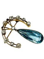 Laden Sie das Bild in den Galerie-Viewer, 585er Gelbgold Jugendstil Brosche mit Aquamarin, Perlen und Diamanten
