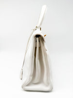 Laden Sie das Bild in den Galerie-Viewer, Hermes Kelly 28 Handtasche - weiß, gold Hardware
