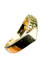 Laden Sie das Bild in den Galerie-Viewer, Ring 585er Gelbgold mit grünen Diamanten
