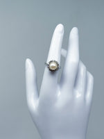 Laden Sie das Bild in den Galerie-Viewer, 585er Weißgold Ring mit Perle und Diamanten
