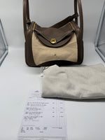 Laden Sie das Bild in den Galerie-Viewer, Hermés Schultertasche Lindy 30 Taurillon Clemence 18 Etoupe
