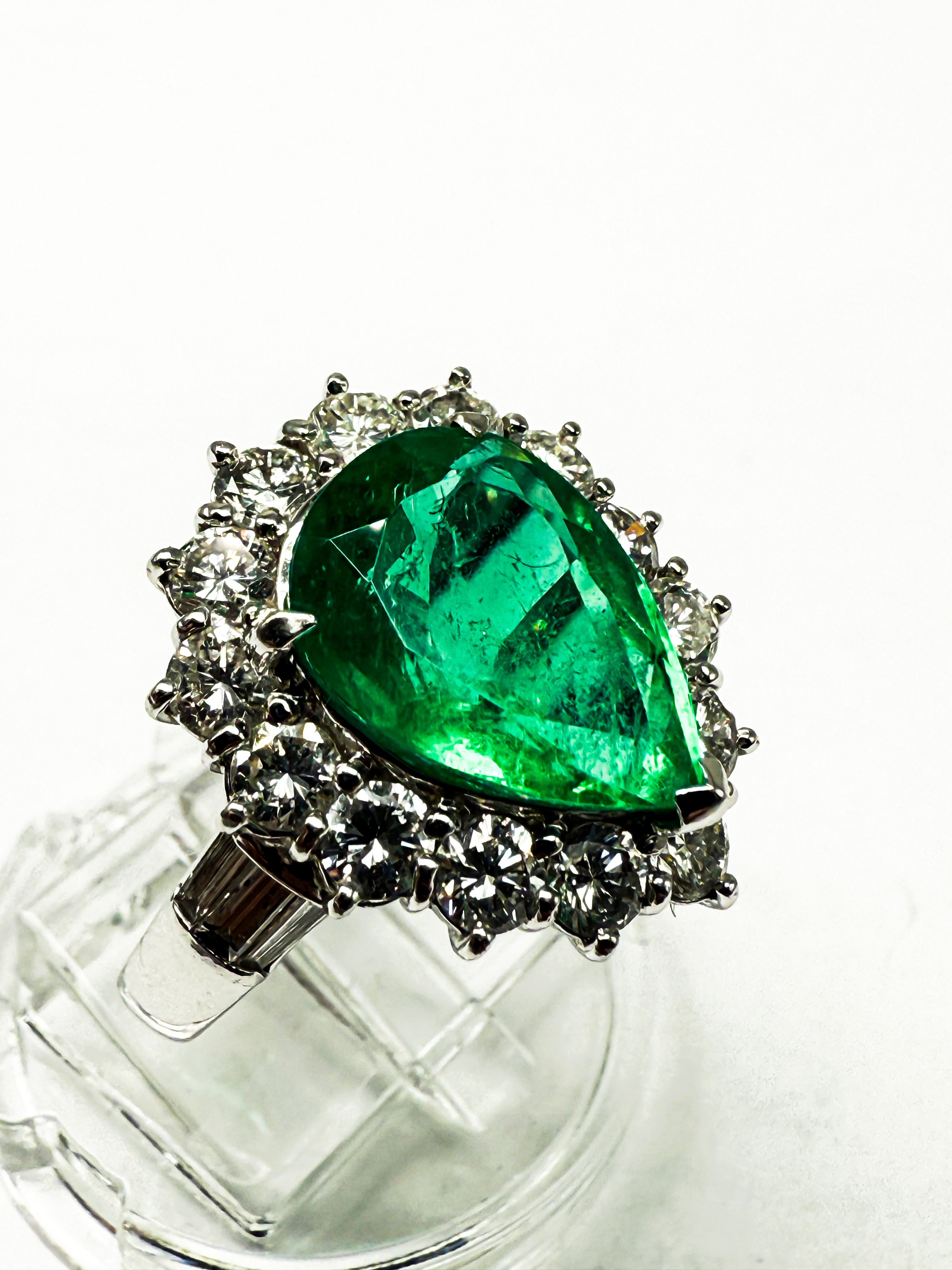 900er Platin Ring mit Smaragden und Diamanten