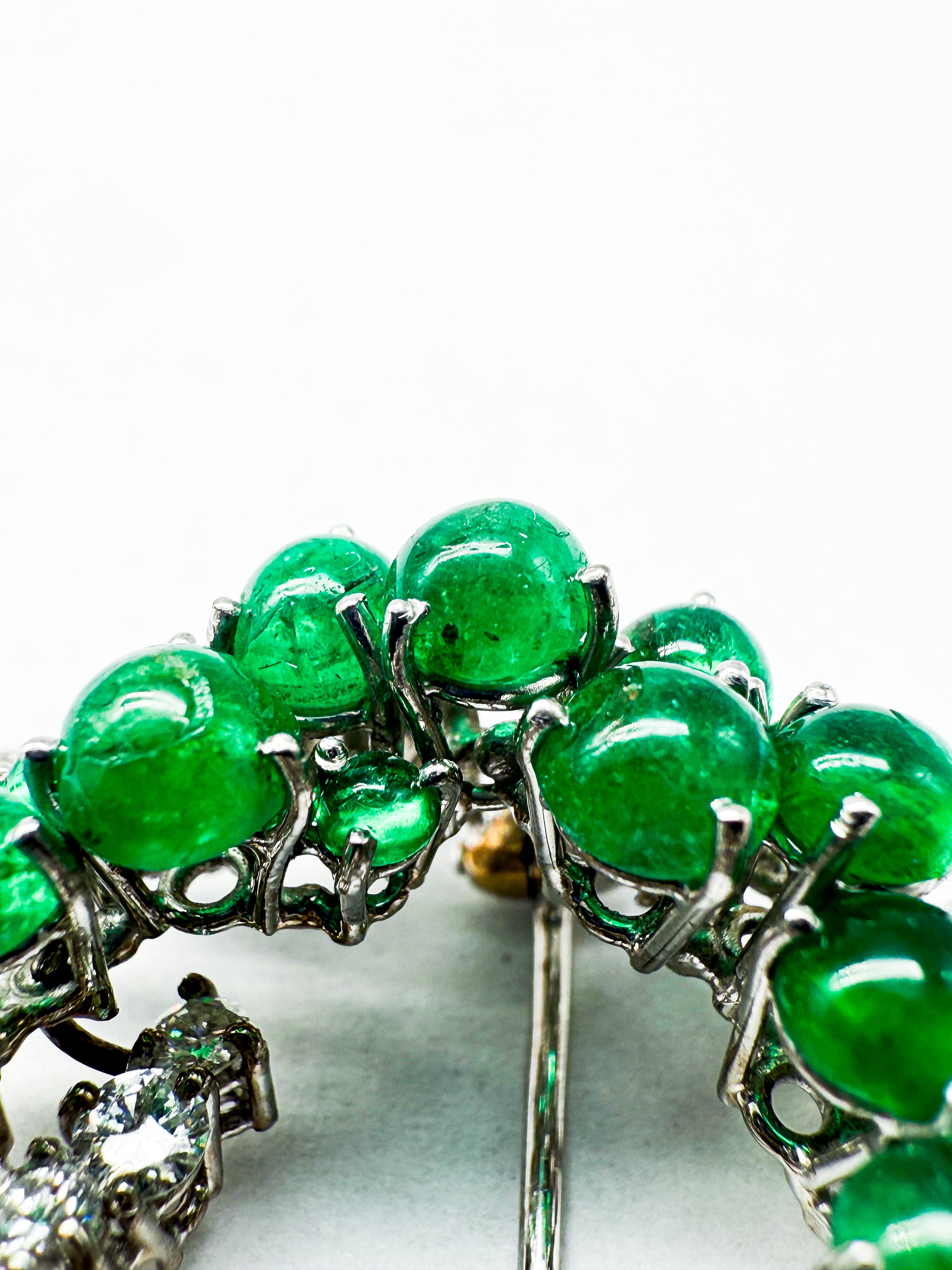 18K Weißgold Brosche mit gelben und weißen Diamanten sowie Smaragden