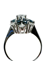 Laden Sie das Bild in den Galerie-Viewer, 585er Weißgold Ring mit einem Saphir und Diamanten
