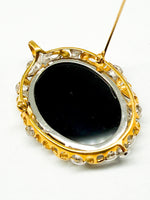 Laden Sie das Bild in den Galerie-Viewer, Antike Gemme Brosche aus Gelbgold mit Diamanten
