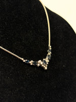 Laden Sie das Bild in den Galerie-Viewer, 585er Weißgold Collier mit Saphir und Diamanten, Zertifikat vorhanden
