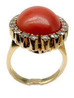 Laden Sie das Bild in den Galerie-Viewer, 18K Gelbgold Ring mit Koralle und Diamanten
