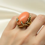 Laden Sie das Bild in den Galerie-Viewer, 14K Gelbgold Ring mit Koralle und Diamanten
