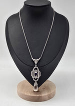Laden Sie das Bild in den Galerie-Viewer, Damenhalskette - Art Deco - 1920er - Diamanten - Saphir - Perle - Weißgold
