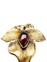 Laden Sie das Bild in den Galerie-Viewer, Brosche Gelbgold 18K mit Rubin
