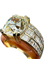 Laden Sie das Bild in den Galerie-Viewer, 750er Gelbgold Bandring mit großem Diamanten
