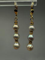 Laden Sie das Bild in den Galerie-Viewer, 585er Gelbgold Ohrringe mit Perlen und Diamanten
