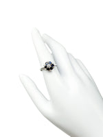 Laden Sie das Bild in den Galerie-Viewer, 585er Weißgold Ring mit einem Saphir und Diamanten
