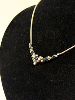 Laden Sie das Bild in den Galerie-Viewer, 585er Weißgold Collier mit Saphir und Diamanten, Zertifikat vorhanden
