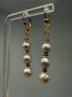 Laden Sie das Bild in den Galerie-Viewer, 585er Gelbgold Ohrringe mit Perlen und Diamanten
