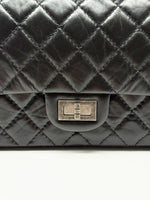 Laden Sie das Bild in den Galerie-Viewer, Chanel Handtasche Vintage Look, Kaviarleder, Überschlagtasche
