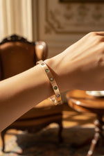 Laden Sie das Bild in den Galerie-Viewer, Scharnier-Armreif in 14k Gelbgold mit Steinbesatz
