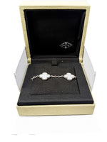 Laden Sie das Bild in den Galerie-Viewer, Van Cleef &amp; Arpels Armband mit 750er Weißgold
