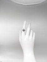 Laden Sie das Bild in den Galerie-Viewer, 585er Weißgold Ring mit Diamanten
