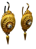 Laden Sie das Bild in den Galerie-Viewer, Antikes Schmuckset aus 21,6 Karat Gelbgold mit Diamanten, Ohrringe und Brosche
