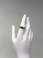 Laden Sie das Bild in den Galerie-Viewer, Ring 750er Weißgold mit Diamanten und Smaragd
