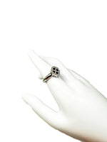 Laden Sie das Bild in den Galerie-Viewer, 750er Weißgold Ring mit einem Saphir und Diamanten

