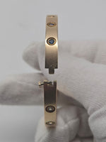 Laden Sie das Bild in den Galerie-Viewer, Scharnier-Armreif in 14k Gelbgold mit Steinbesatz
