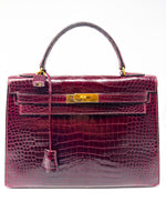 Laden Sie das Bild in den Galerie-Viewer, Hermes Kelly 32 Sellier Rouge H / Bordeaux hochglanz-Krokodilleder
