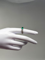 Laden Sie das Bild in den Galerie-Viewer, Ring 750er Weißgold mit Diamanten und Smaragd
