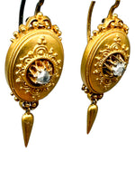 Laden Sie das Bild in den Galerie-Viewer, Antikes Schmuckset aus 21,6 Karat Gelbgold mit Diamanten, Ohrringe und Brosche
